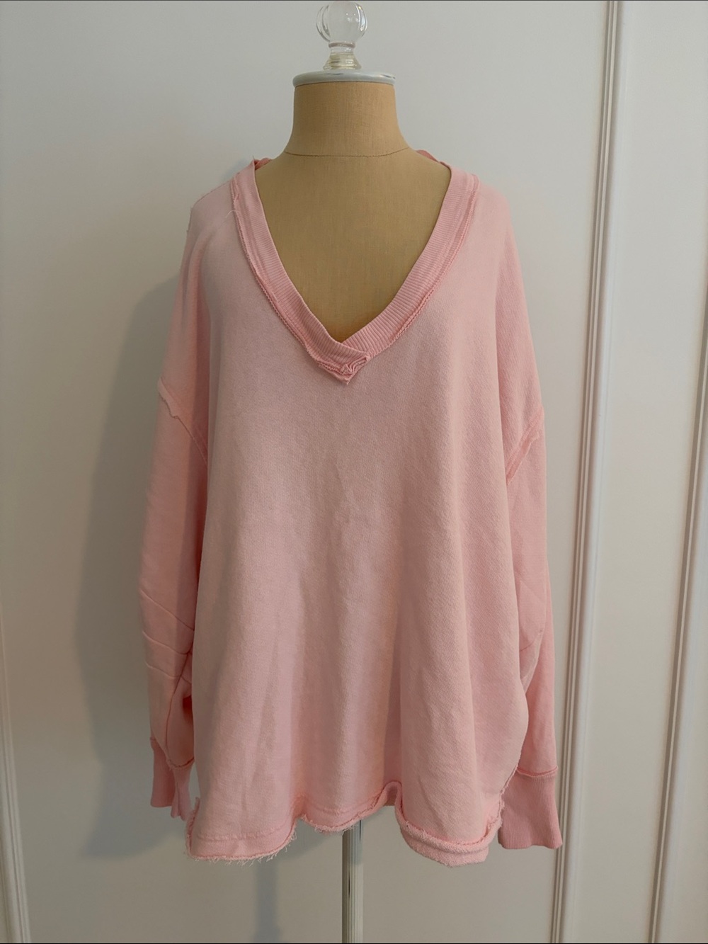 So Cute! We The Free Oversized V-Neck Sweater in Light Pink, XS, EUC
